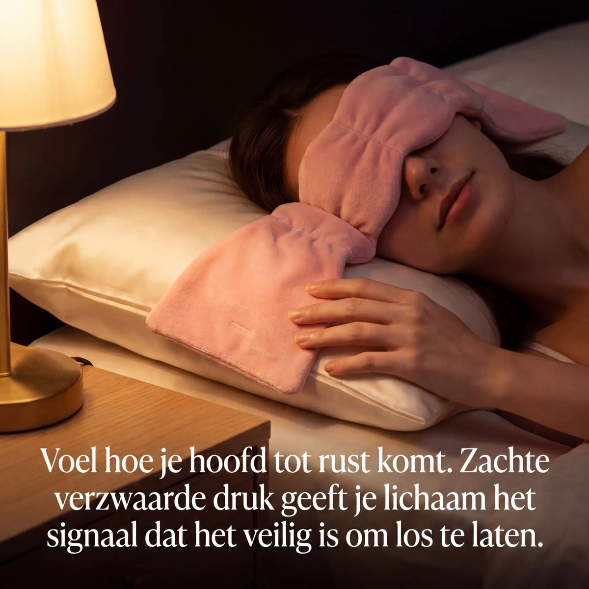 Verzwaard slaapmasker op het nachtkastje