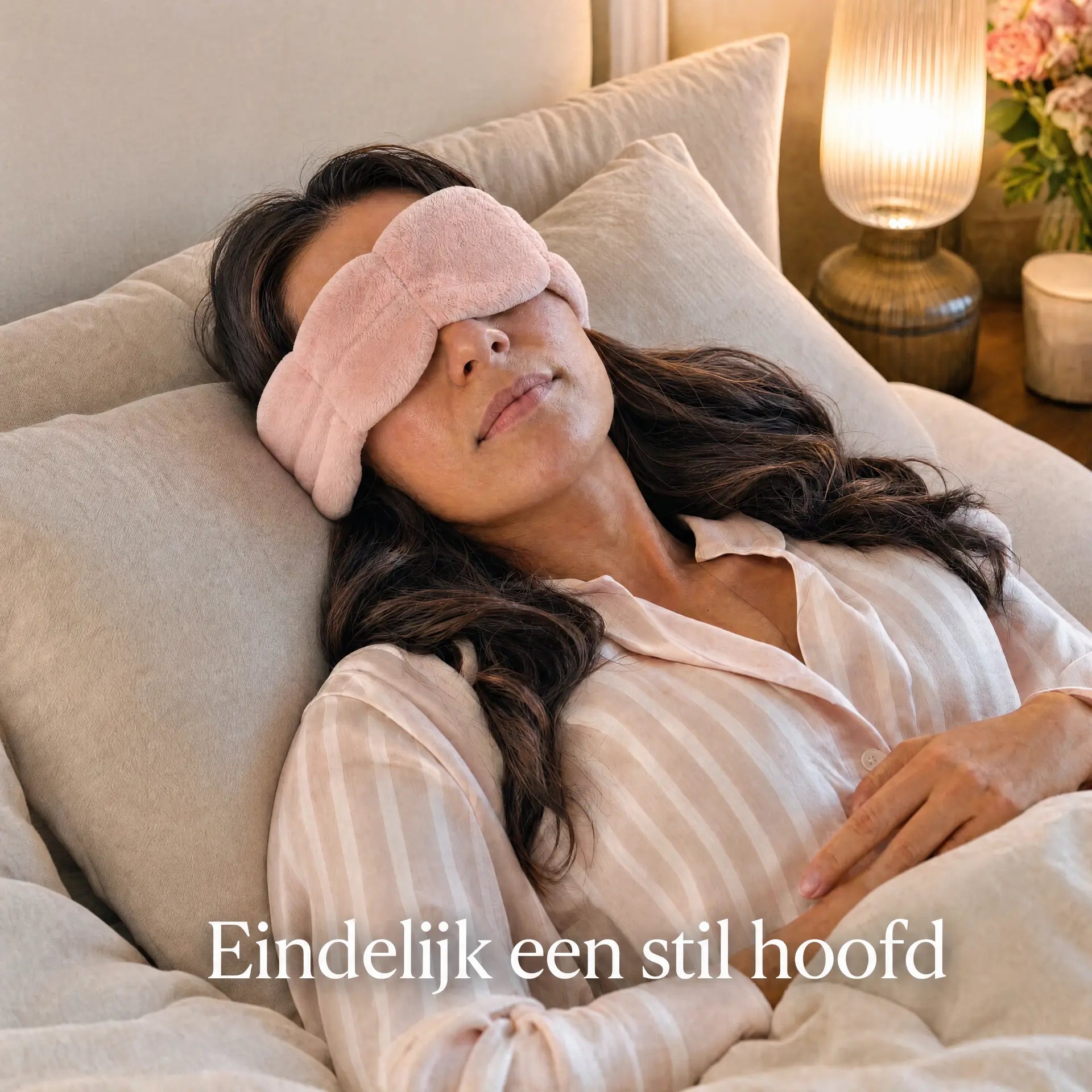Eindelijk een stil hoofd — vrouw die ontspannen slaapt met het roze Valoure slaapmasker